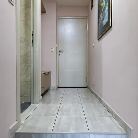 He-ra With Free Parking Скопье